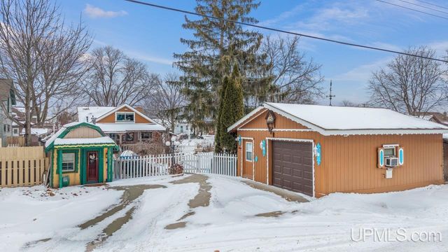 313 Wisconsin Avenue, Gladstone, MI 49837