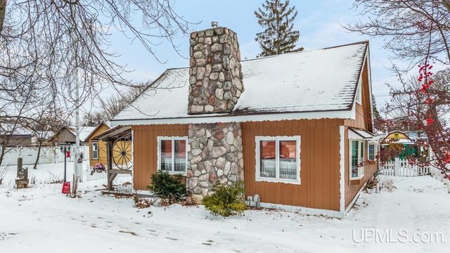 313 Wisconsin Avenue, Gladstone, MI 49837