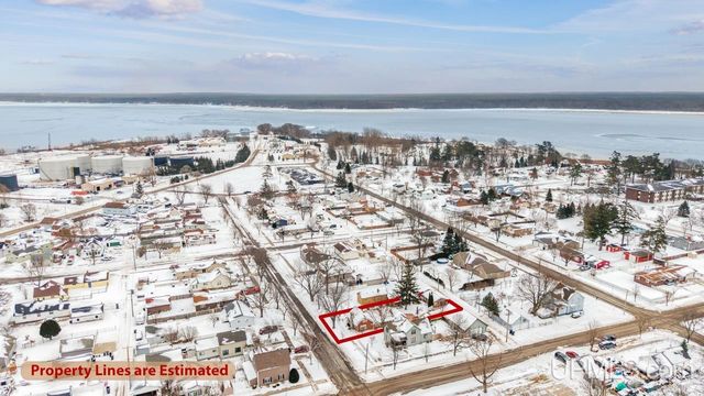 313 Wisconsin Avenue, Gladstone, MI 49837