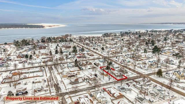 313 Wisconsin Avenue, Gladstone, MI 49837