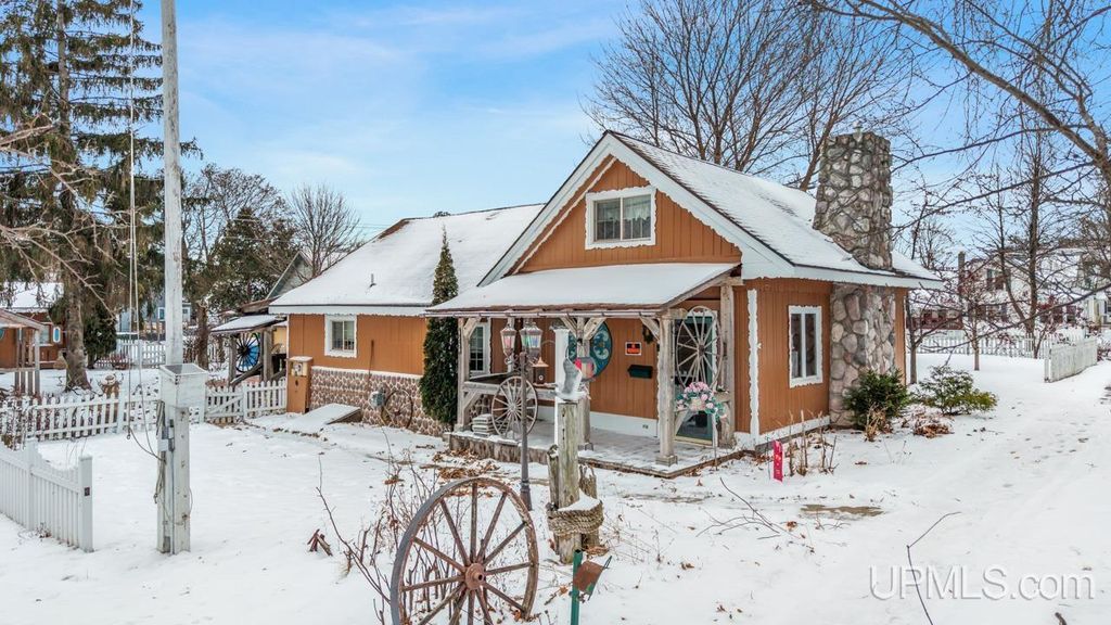 313 Wisconsin Avenue, Gladstone, MI 49837