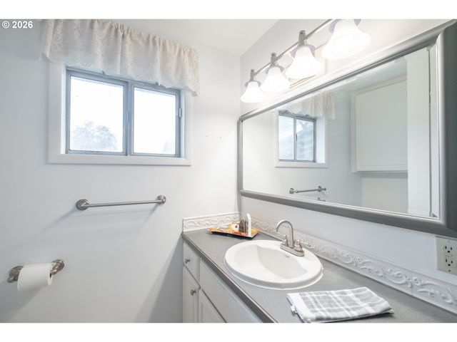 240 S 7TH St, Lebanon, OR 97355