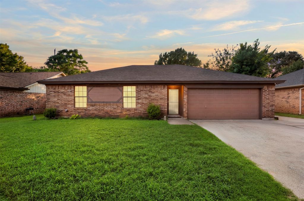 6200 Big Springs Drive, Arlington, TX 76001