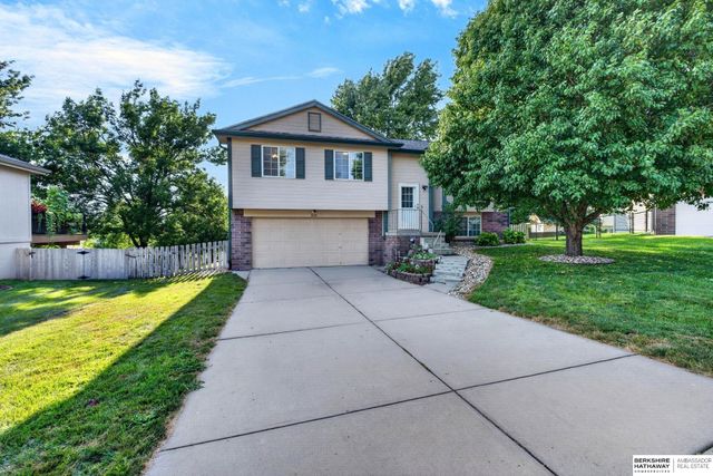 1008 Marshall Circle, Papillion, NE 68046