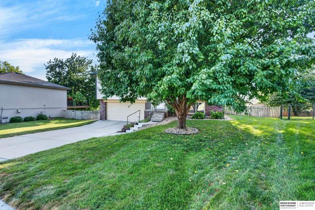 1008 Marshall Circle, Papillion, NE 68046
