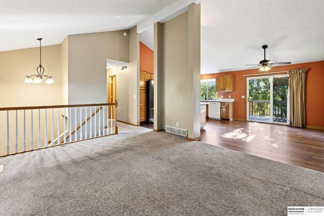 1008 Marshall Circle, Papillion, NE 68046