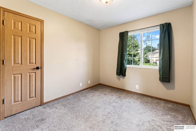 1008 Marshall Circle, Papillion, NE 68046