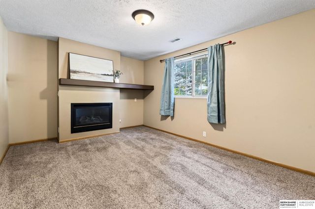 1008 Marshall Circle, Papillion, NE 68046