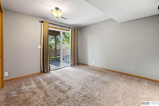 1008 Marshall Circle, Papillion, NE 68046