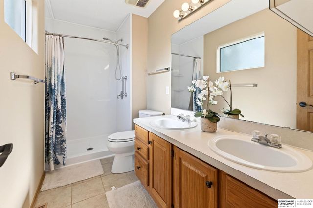1008 Marshall Circle, Papillion, NE 68046