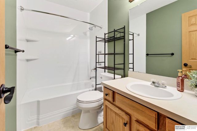 1008 Marshall Circle, Papillion, NE 68046