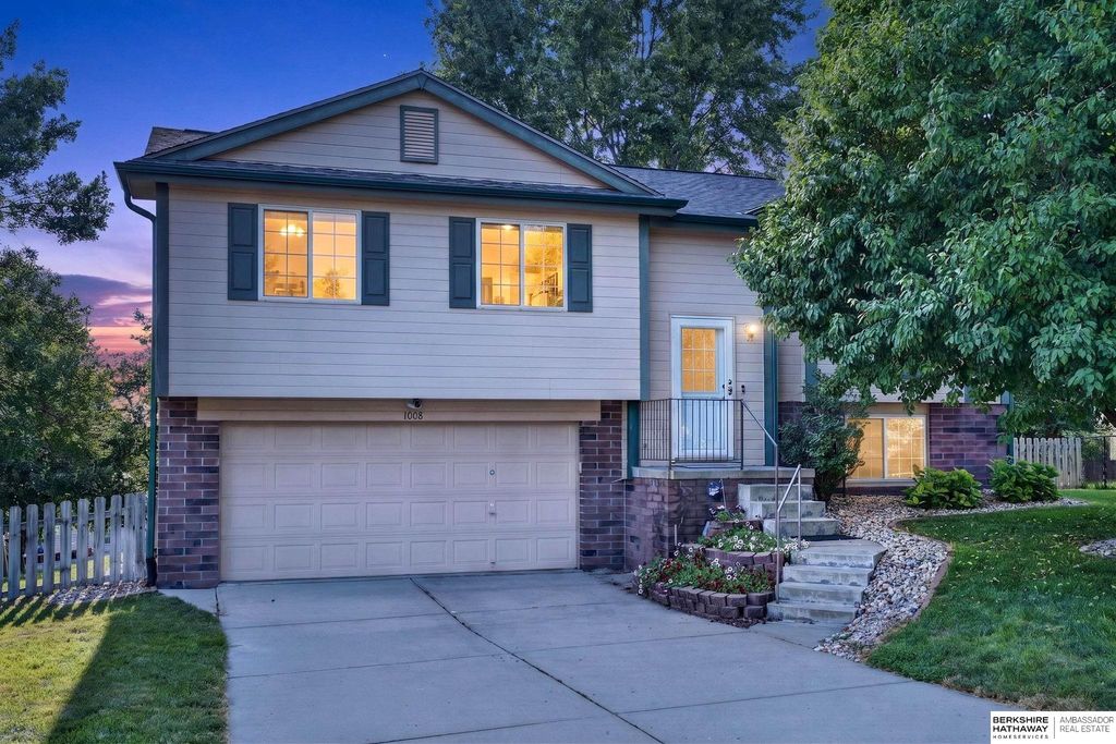 1008 Marshall Circle, Papillion, NE 68046