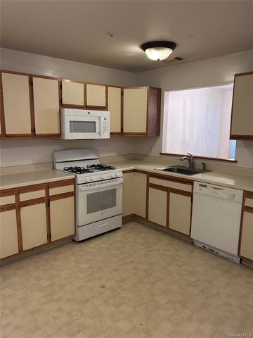 6 Olde Wagon Road, Warwick, NY 10990