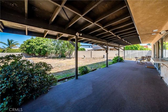 8111 Dartmoor Dr, Huntington Beach, CA 92646