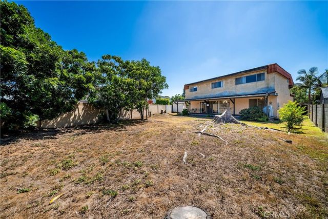 8111 Dartmoor Dr, Huntington Beach, CA 92646