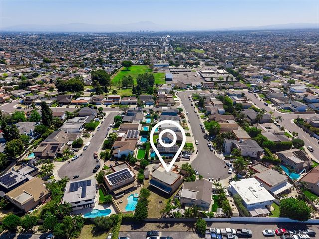 8111 Dartmoor Dr, Huntington Beach, CA 92646