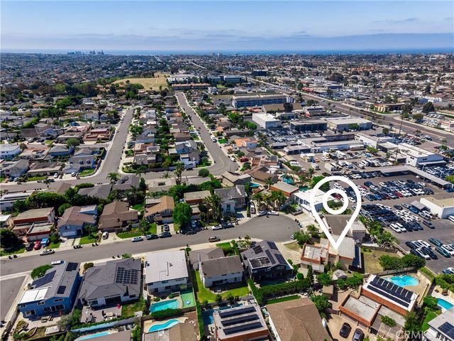 8111 Dartmoor Dr, Huntington Beach, CA 92646