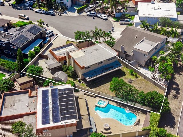 8111 Dartmoor Dr, Huntington Beach, CA 92646