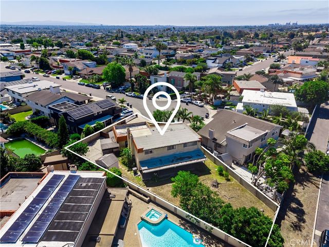8111 Dartmoor Dr, Huntington Beach, CA 92646