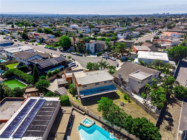 8111 Dartmoor Dr, Huntington Beach, CA 92646