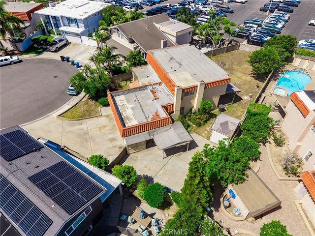 8111 Dartmoor Dr, Huntington Beach, CA 92646