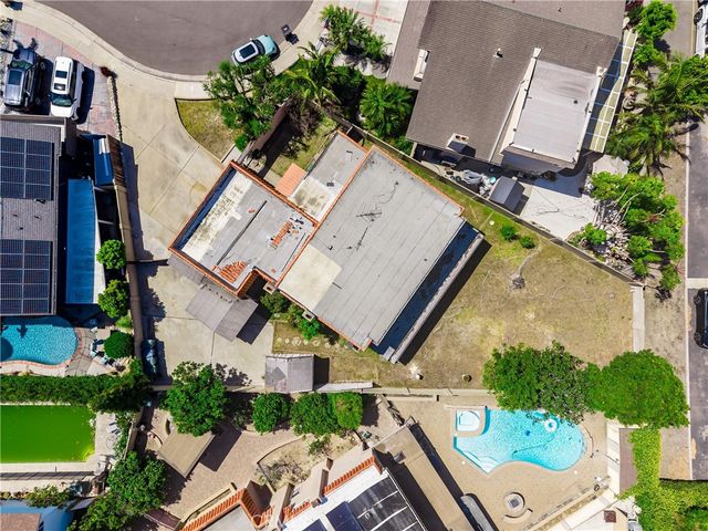 8111 Dartmoor Dr, Huntington Beach, CA 92646