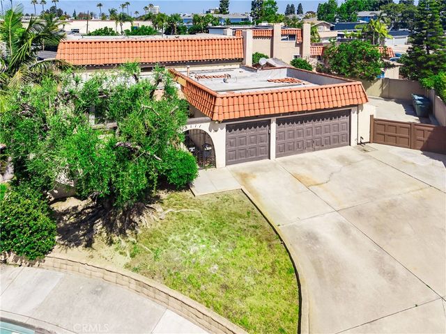 8111 Dartmoor Dr, Huntington Beach, CA 92646