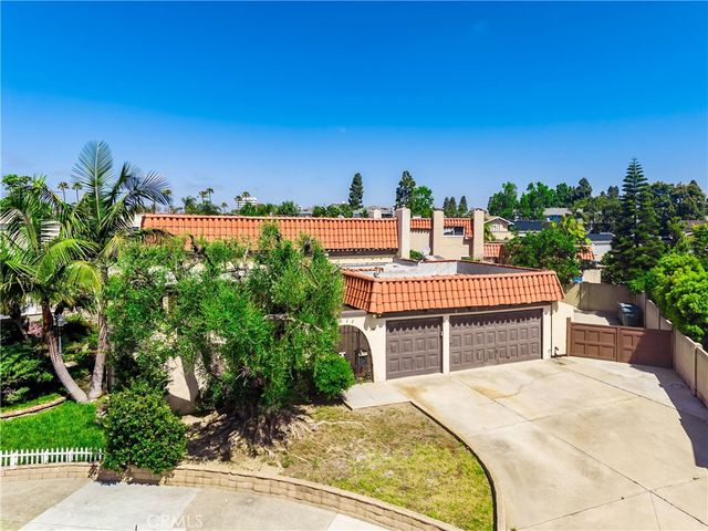 8111 Dartmoor Dr, Huntington Beach, CA 92646
