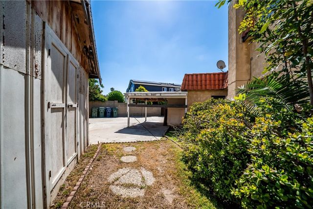 8111 Dartmoor Dr, Huntington Beach, CA 92646