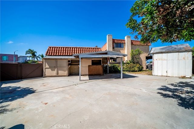 8111 Dartmoor Dr, Huntington Beach, CA 92646