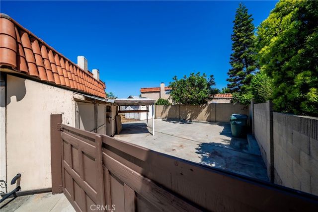 8111 Dartmoor Dr, Huntington Beach, CA 92646