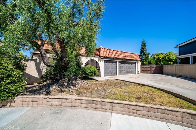 8111 Dartmoor Dr, Huntington Beach, CA 92646