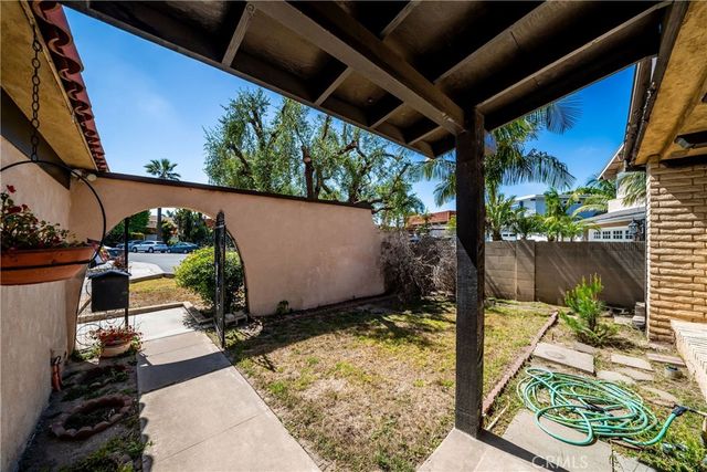 8111 Dartmoor Dr, Huntington Beach, CA 92646