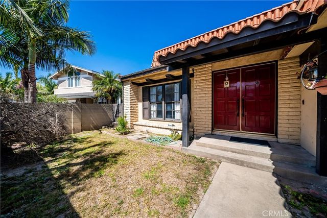 8111 Dartmoor Dr, Huntington Beach, CA 92646