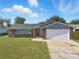 2906 S Narcissus Place, Broken Arrow, OK 74012
