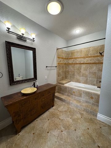 443 Bridlegate Blvd, Bandera, TX 78003
