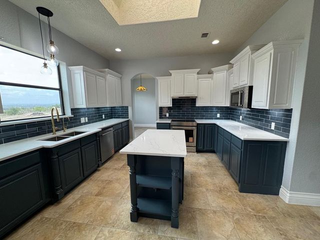 443 Bridlegate Blvd, Bandera, TX 78003
