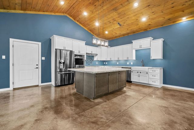 890 Iron Workers Rd, Clarksville, TN 37043
