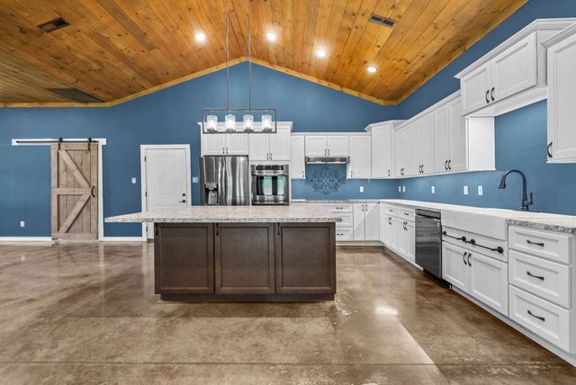 890 Iron Workers Rd, Clarksville, TN 37043