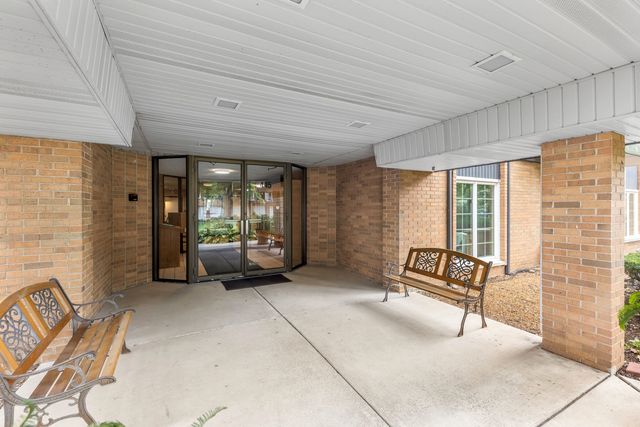 445 N Park Boulevard 2C, Glen Ellyn, IL 60137
