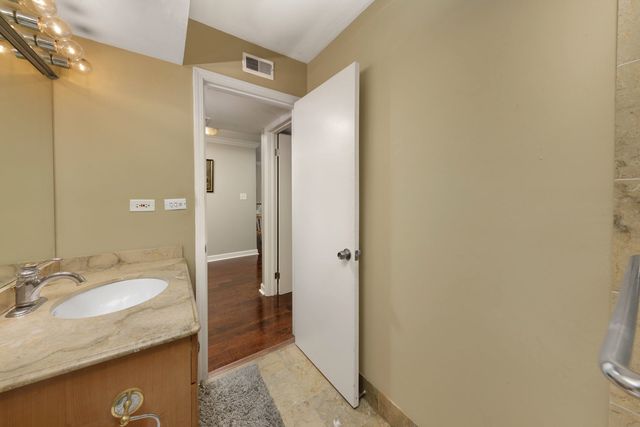445 N Park Boulevard 2C, Glen Ellyn, IL 60137