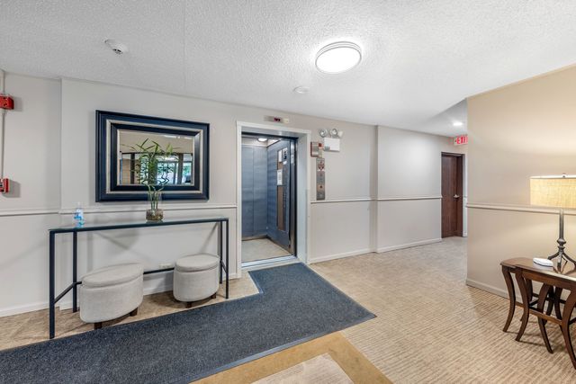 445 N Park Boulevard 2C, Glen Ellyn, IL 60137