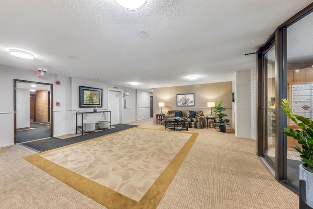 445 N Park Boulevard 2C, Glen Ellyn, IL 60137