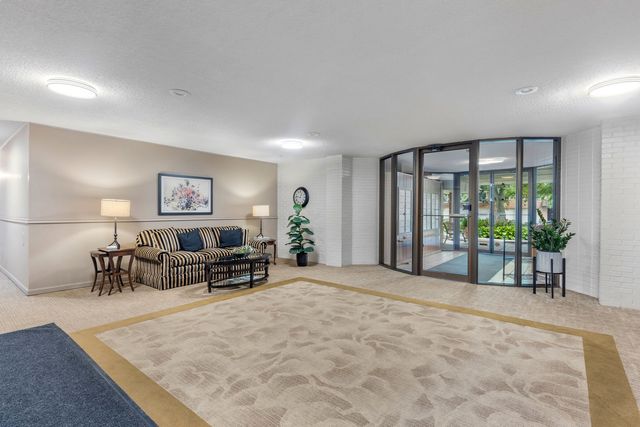 445 N Park Boulevard 2C, Glen Ellyn, IL 60137