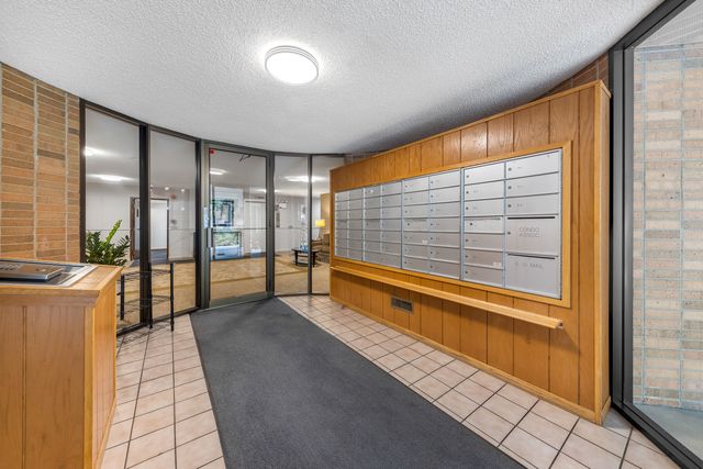 445 N Park Boulevard 2C, Glen Ellyn, IL 60137