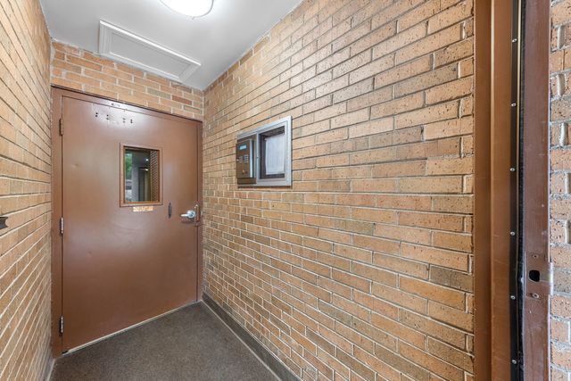 445 N Park Boulevard 2C, Glen Ellyn, IL 60137