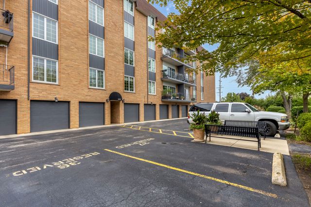 445 N Park Boulevard 2C, Glen Ellyn, IL 60137
