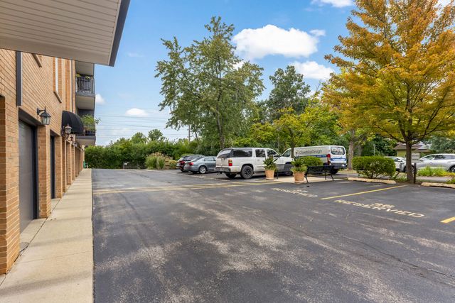 445 N Park Boulevard 2C, Glen Ellyn, IL 60137