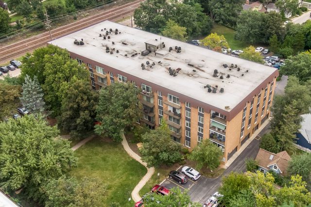 445 N Park Boulevard 2C, Glen Ellyn, IL 60137