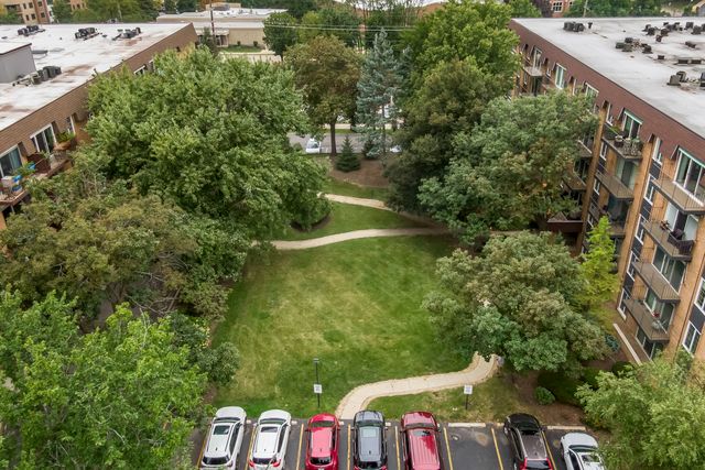 445 N Park Boulevard 2C, Glen Ellyn, IL 60137